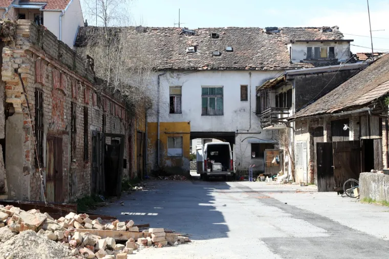 Stanje na ulicama u sredi&scaron;tu Petrinje i dalje je katastrofalno. Malo tko bi rekao da je pro&scaron;lo čak tri mjeseca od razornih potresa koji su uni&scaron;tili Baniju do neprepoznatljivosti, a određen dio ljudi u očaj i neima&scaron;tinu. Intenzivna obnova kuća kreće u svibnju, najavljuje Vlada, a stanovnici se nadaju da i to nije samo jo&scaron; jedno od obećanja uoči izbora.