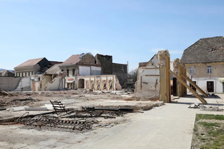 Stanje na ulicama u sredi&scaron;tu Petrinje i dalje je katastrofalno. Malo tko bi rekao da je pro&scaron;lo čak tri mjeseca od razornih potresa koji su uni&scaron;tili Baniju do neprepoznatljivosti, a određen dio ljudi u očaj i neima&scaron;tinu. Intenzivna obnova kuća kreće u svibnju, najavljuje Vlada, a stanovnici se nadaju da i to nije samo jo&scaron; jedno od obećanja uoči izbora.