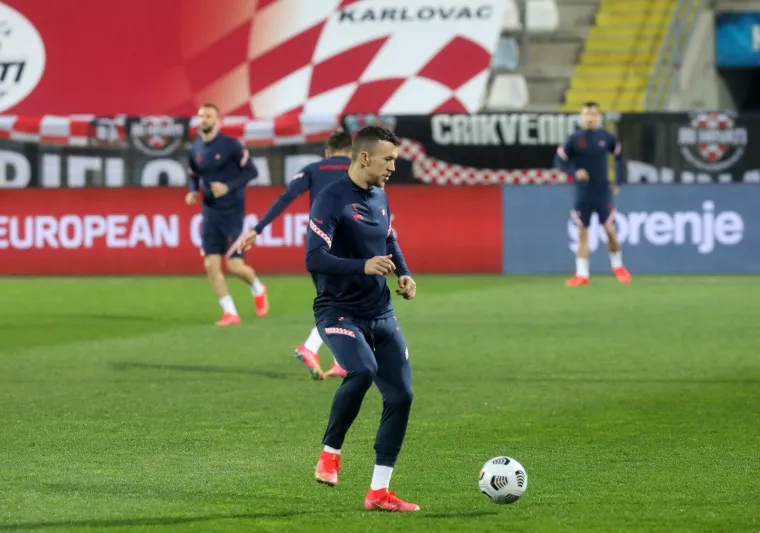 Izbornik je najavio promjene, pa će tako Luka Modrić biti na klupi, ako se u međuvremenu tijekom igre ne dogodi da će biti potreba za njim. Trebali bi odmarati i Brozović i Perišić, Milan Badelj kreće uz Matea Kovačića koji će biti i kapetan. Juranović i Melnjak će biti na bokovima.