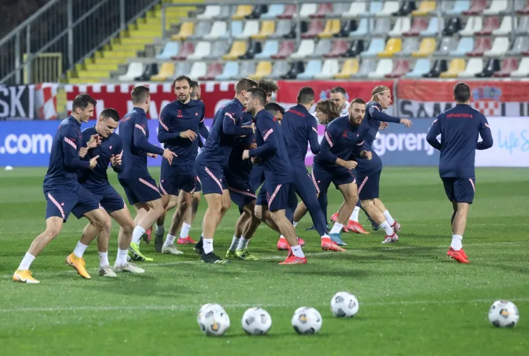 Hrvatska nogometna reprezentacija u ponedjeljak navečer je na Rujevici odradila posljednji trening pred sutrašnji sraz s Maltom u sklopu 3. kola skupine H kvalifikacija za SP.