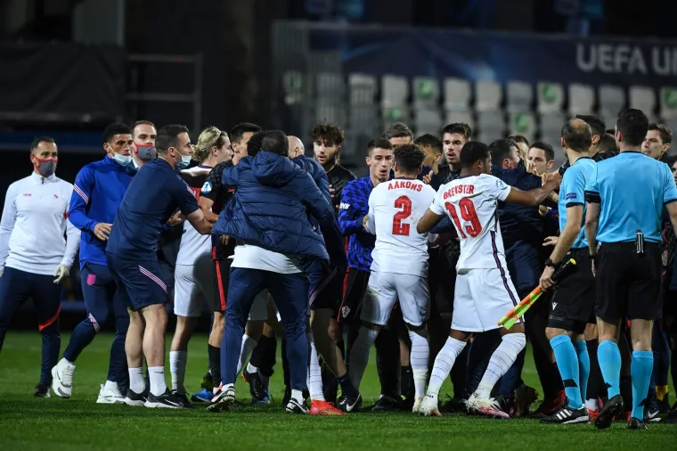 MLADI LAVOVI IZGUBILI KONTROLU: Šokirani Englezi nasrnuli na hrvatske igrače tijekom slavlja