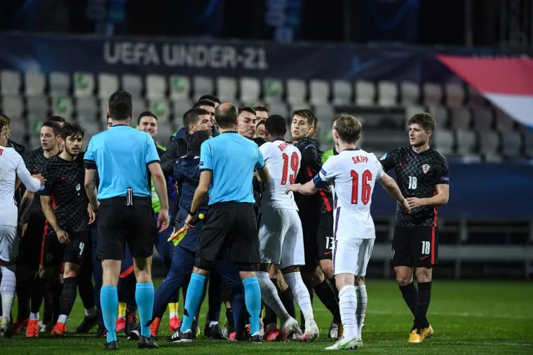 MLADI LAVOVI IZGUBILI KONTROLU: &Scaron;okirani Englezi nasrnuli na hrvatske igrače tijekom slavlja