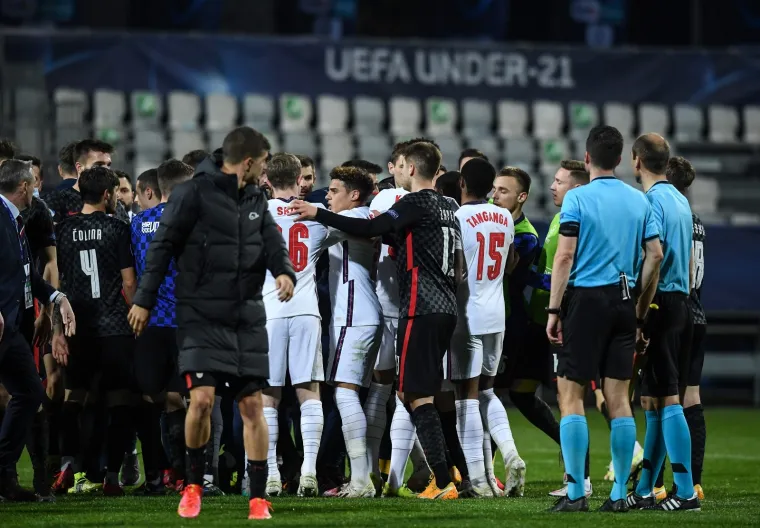 MLADI LAVOVI IZGUBILI KONTROLU: &Scaron;okirani Englezi nasrnuli na hrvatske igrače tijekom slavlja