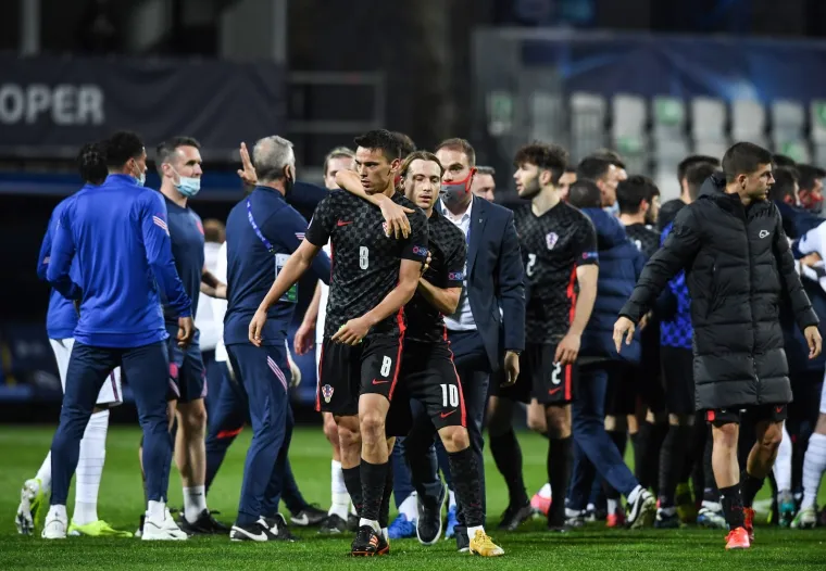 MLADI LAVOVI IZGUBILI KONTROLU: &Scaron;okirani Englezi nasrnuli na hrvatske igrače tijekom slavlja