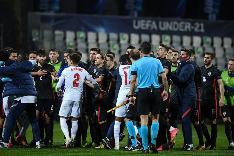 MLADI LAVOVI IZGUBILI KONTROLU: &Scaron;okirani Englezi nasrnuli na hrvatske igrače tijekom slavlja