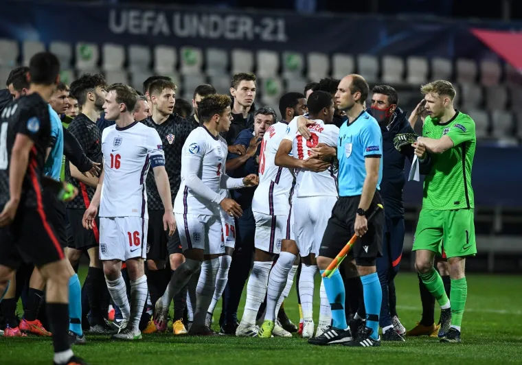&Scaron;okirani Englezi poku&scaron;ali se sukobiti s hrvatskim igračima tijekom slavlja. Naime, poslije utakmice je Curtis Jones, veznjak Liverpoola, zaletio se prema mladim Vatrenima, a engleski stožer poku&scaron;avao ga je zaustaviti. Bilo je dosta žestoko, a sudac Osmers dao mu ja na koncu je crveni karton izvan terena.