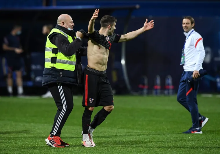 NEVJEROJATNA SCENA U KOPERU: Redar nakon utakmice 'napao' mladog Vatrenog i skinuo ga do pasa