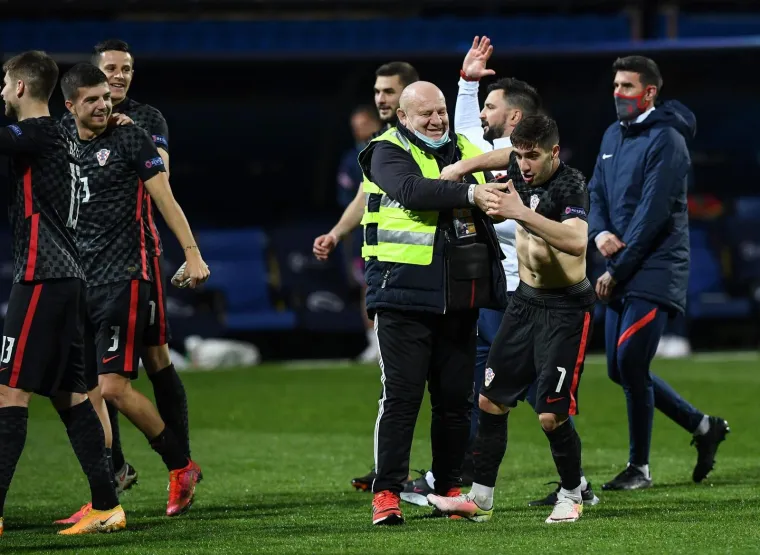 NEVJEROJATNA SCENA U KOPERU: Redar nakon utakmice 'napao' mladog Vatrenog i skinuo ga do pasa