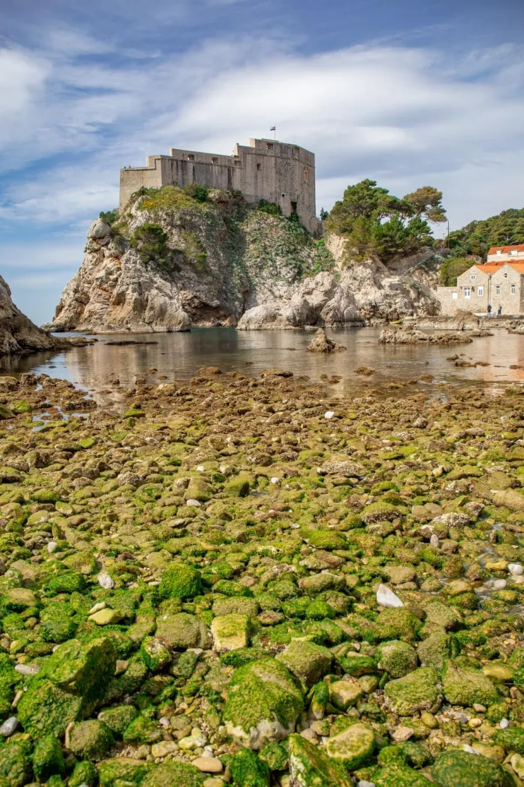 Neki su odmah izrazili zabrinutost, jer je poznato da nakon jakih potresa u moru može doći do kratkotrajne oseke, a potom i do tsunamija. Foto: Grgo Jelavić/PIXSELL