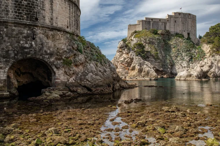 Iako se iza veličanstvenog i neobičnog prizora krije sasvim normalan prirodni fenomen, pitanje je kad je posljednji put zabilježeno ovako veliko povlačenje mora. Foto: Grgo Jelavić/PIXSELL