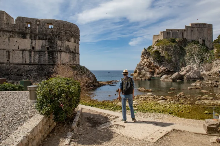 Utorak je u Dubrovniku bio sunčan i vedar, pravi proljetni. No, pogled na more na Pilama bio je neuobičajen. Foto: Grgo Jelavić/PIXSELL