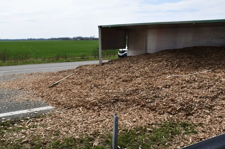 Nakon prevrtanja kamiona u sudaru je bio i osobni automobil, a prema prvim saznanjima policije postoji mogućnost da je jedan čovjek lak&scaron;e ozlijeđen.