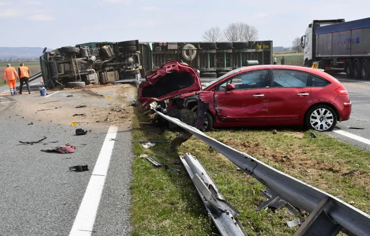 Prometna nesreća na autocesti A3 kod Nove Gradi&scaron;ke. Prevrnuo se kamion natovaren piljevinom, a u nesreći je sudjelovao i osobni automobil.