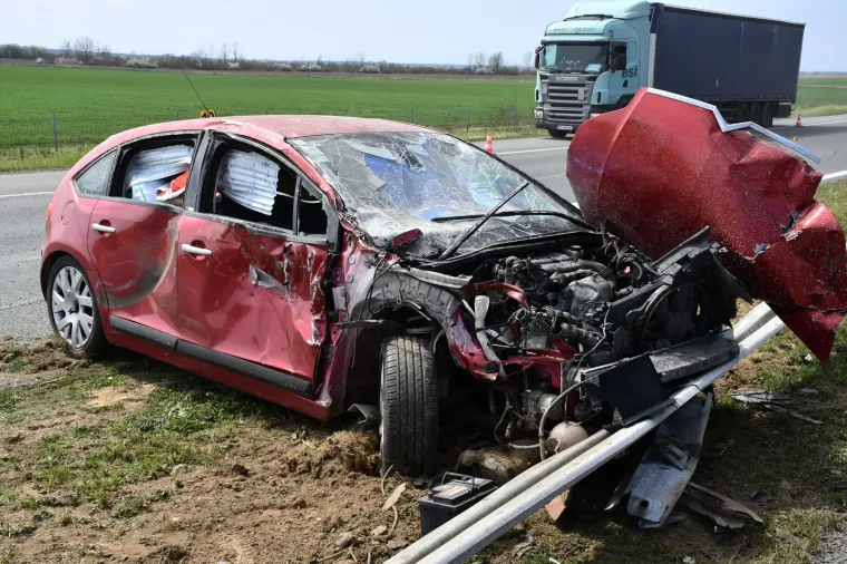 Po fotografijama se može vidjeti da je osobni auto udario u metalnu pregradu na autocesti te mu je o&scaron;tećen prednji dio. Kamion je pro&scaron;ao kroz ogradu i zavr&scaron;io u oba smjera autoceste. 
"Kamion je na sve četiri trake, izgleda kao da curi gorivo, ali ovdje su i vatrogasci i policija", rekao je svjedok za 24sata.