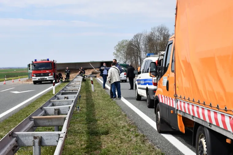 PRIZORI UŽASA NA AUTOCESTI A3: U nesreći se prevrnuo kamion s piljevinom, a osobni auto je totalno uni&scaron;ten