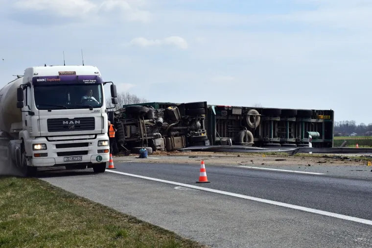 PRIZORI UŽASA NA AUTOCESTI A3: U nesreći se prevrnuo kamion s piljevinom, a osobni auto je totalno uni&scaron;ten