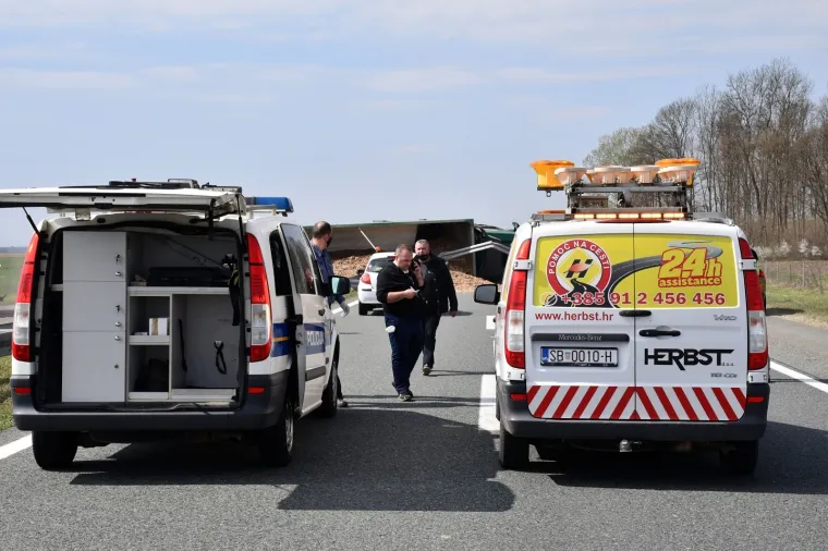 PRIZORI UŽASA NA AUTOCESTI A3: U nesreći se prevrnuo kamion s piljevinom, a osobni auto je totalno uni&scaron;ten