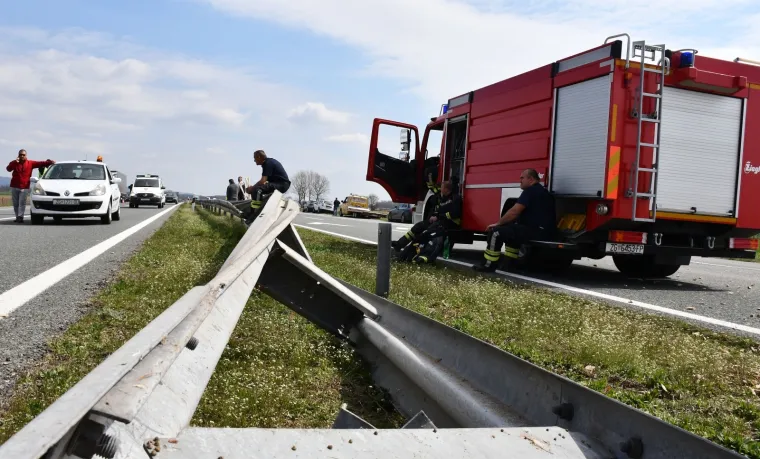 PRIZORI UŽASA NA AUTOCESTI A3: U nesreći se prevrnuo kamion s piljevinom, a osobni auto je totalno uni&scaron;ten