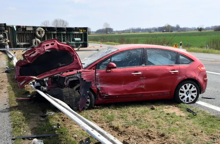 PRIZORI UŽASA NA AUTOCESTI A3: U nesreći se prevrnuo kamion s piljevinom, a osobni auto je totalno uni&scaron;ten