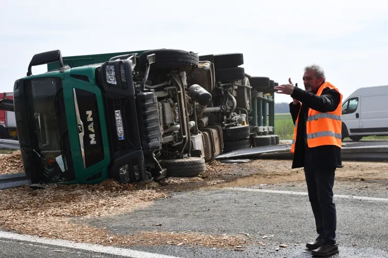 PRIZORI UŽASA NA AUTOCESTI A3: U nesreći se prevrnuo kamion s piljevinom, a osobni auto je totalno uni&scaron;ten