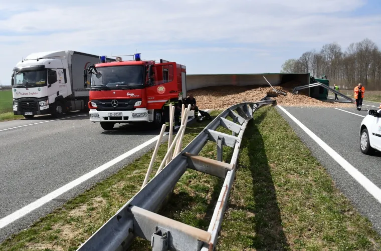 PRIZORI UŽASA NA AUTOCESTI A3: U nesreći se prevrnuo kamion s piljevinom, a osobni auto je totalno uni&scaron;ten