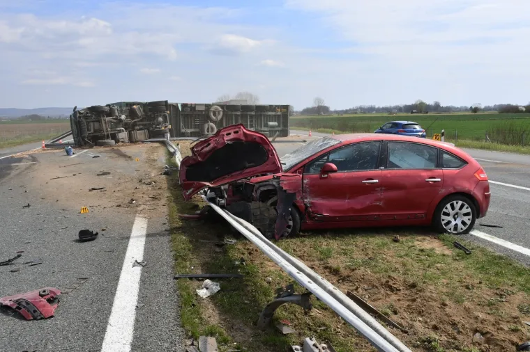 PRIZORI UŽASA NA AUTOCESTI A3: U nesreći se prevrnuo kamion s piljevinom, a osobni auto je totalno uni&scaron;ten
