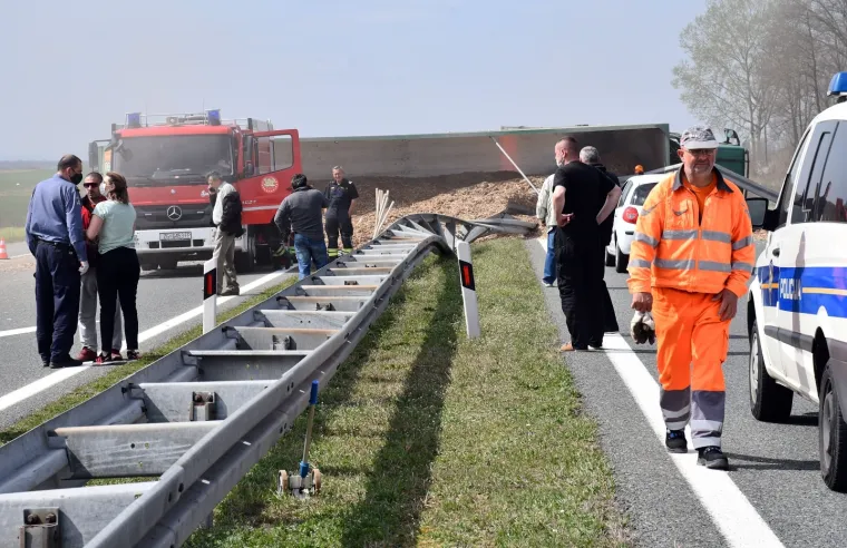 PRIZORI UŽASA NA AUTOCESTI A3: U nesreći se prevrnuo kamion s piljevinom, a osobni auto je totalno uni&scaron;ten