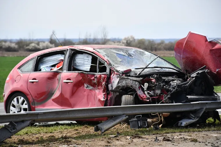 PRIZORI UŽASA NA AUTOCESTI A3: U nesreći se prevrnuo kamion s piljevinom, a osobni auto je totalno uni&scaron;ten