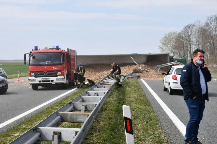 PRIZORI UŽASA NA AUTOCESTI A3: U nesreći se prevrnuo kamion s piljevinom, a osobni auto je totalno uni&scaron;ten