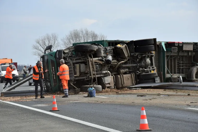 PRIZORI UŽASA NA AUTOCESTI A3: U nesreći se prevrnuo kamion s piljevinom, a osobni auto je totalno uni&scaron;ten