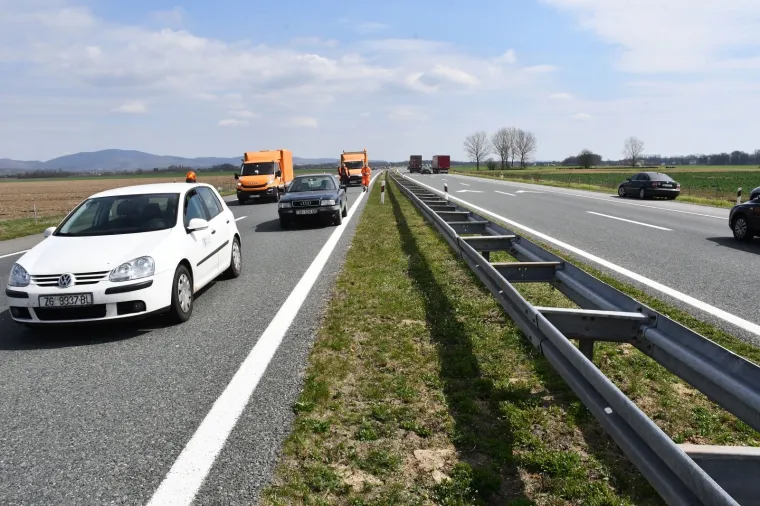 PRIZORI UŽASA NA AUTOCESTI A3: U nesreći se prevrnuo kamion s piljevinom, a osobni auto je totalno uni&scaron;ten