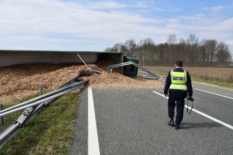 PRIZORI UŽASA NA AUTOCESTI A3: U nesreći se prevrnuo kamion s piljevinom, a osobni auto je totalno uni&scaron;ten