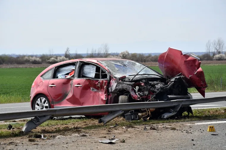 PRIZORI UŽASA NA AUTOCESTI A3: U nesreći se prevrnuo kamion s piljevinom, a osobni auto je totalno uni&scaron;ten