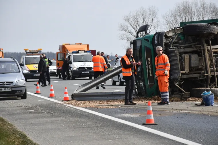 PRIZORI UŽASA NA AUTOCESTI A3: U nesreći se prevrnuo kamion s piljevinom, a osobni auto je totalno uni&scaron;ten