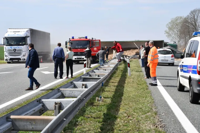 PRIZORI UŽASA NA AUTOCESTI A3: U nesreći se prevrnuo kamion s piljevinom, a osobni auto je totalno uni&scaron;ten