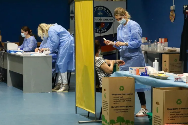 U Osijeku počelo organizirano cijepljenje na tri posebno organizirana punkta