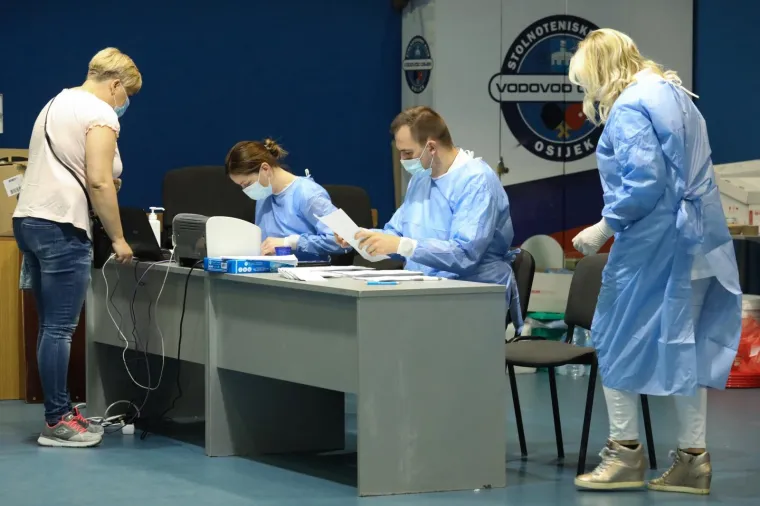 U Osijeku počelo organizirano cijepljenje na tri posebno organizirana punkta