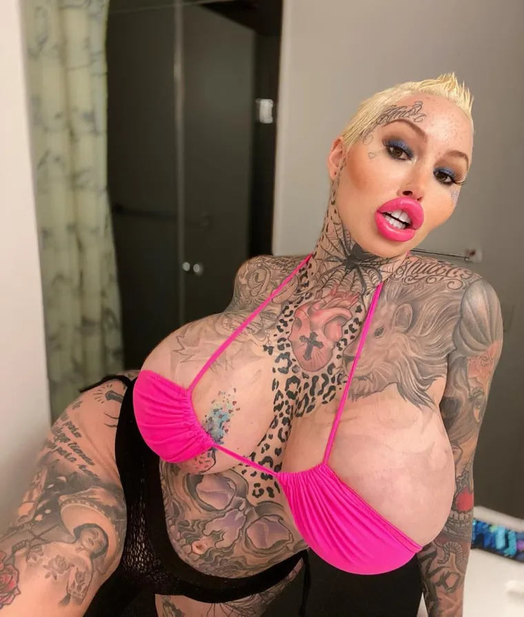 Osebujna Kanađanka radila je podizanje obrva, tri zahvata na nosu, prijenos sala u obraze i usne, tri povećanja grudi, 20 zubnih ljuskica, brazilsko podizanje stražnjice i brojna punila za usne.