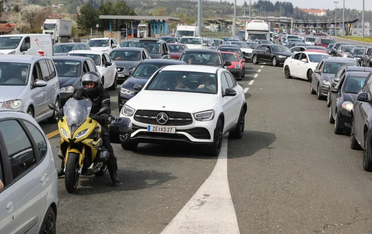 Počeo korona uskrsni vikend, kolone na ulasku u Hrvatsku: Na Bregani se čeka dva sata...