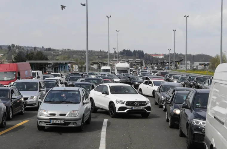 Počeo korona uskrsni vikend, kolone na ulasku u Hrvatsku: Na Bregani se čeka dva sata...