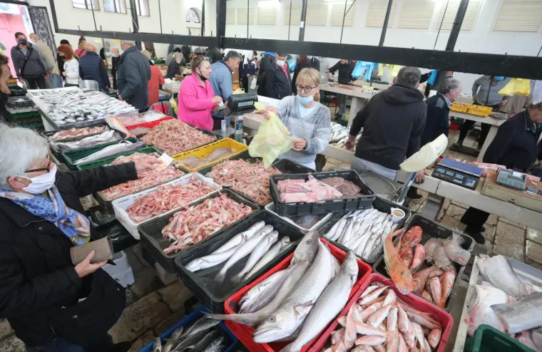 02.04.21., Split - Splicani uranili na trznicu odabrati ribu za rucak iz bogate i raznovrsne ponude. 
Photo:Ivo Cagalj/PIXSELL