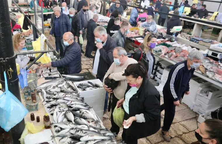 02.04.21., Split - Splicani uranili na trznicu odabrati ribu za rucak iz bogate i raznovrsne ponude. 
Photo:Ivo Cagalj/PIXSELL