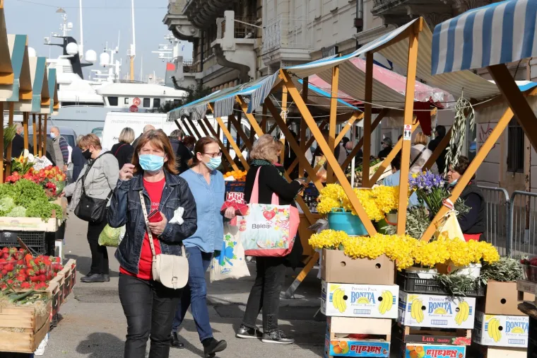 02.04.2021., Rijeka - Guzva na glavnoj gradskoj trznici na veliki petak uoci blagdana Uskrsa.
 Photo: Goran Kovacic/PIXSELL