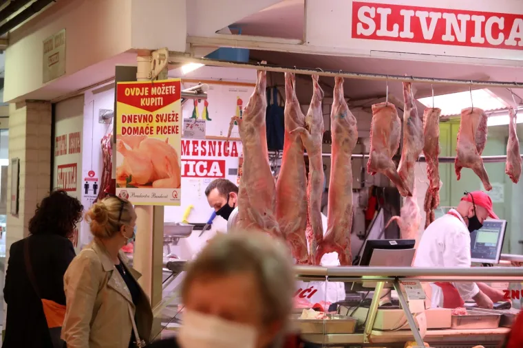 02.04.2021., Rijeka - Guzva na glavnoj gradskoj trznici na veliki petak uoci blagdana Uskrsa.
 Photo: Goran Kovacic/PIXSELL