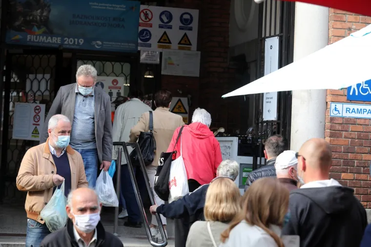 02.04.2021., Rijeka - Guzva na glavnoj gradskoj trznici na veliki petak uoci blagdana Uskrsa.
 Photo: Goran Kovacic/PIXSELL
