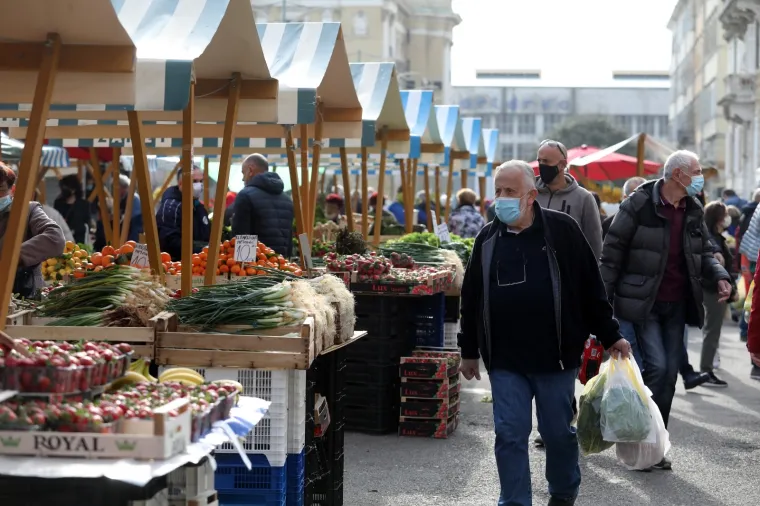 02.04.2021., Rijeka - Guzva na glavnoj gradskoj trznici na veliki petak uoci blagdana Uskrsa.
 Photo: Goran Kovacic/PIXSELL