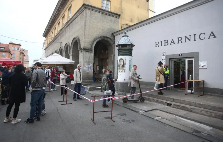 02.04.2021., Zagreb - Na Veliki petak stanovnici posjećuju tržnicu Dolac i ribarnicu kako bi nabavili sve potrebno za Uskrs.
Photo: Matija Habljak/PIXSELL