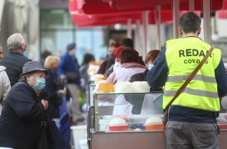 02.04.2021., Zagreb - Na Veliki petak stanovnici posjećuju tržnicu Dolac i ribarnicu kako bi nabavili sve potrebno za Uskrs.
Photo: Matija Habljak/PIXSELL