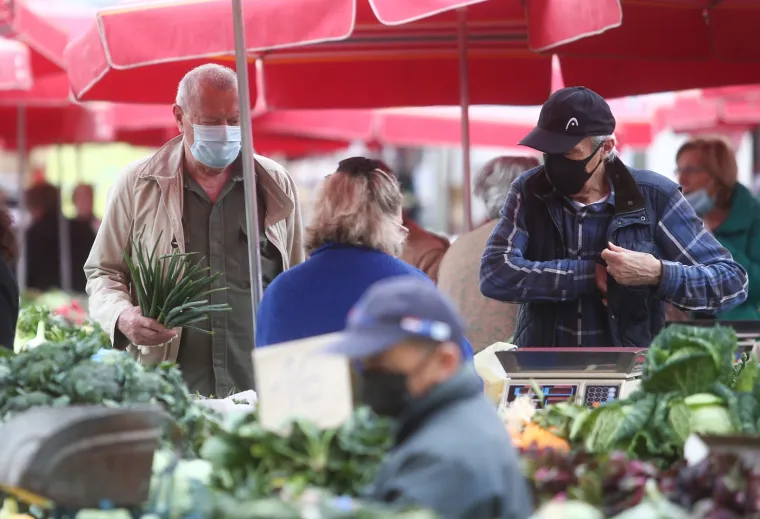 02.04.2021., Zagreb - Na Veliki petak stanovnici posjećuju tržnicu Dolac i ribarnicu kako bi nabavili sve potrebno za Uskrs.
Photo: Matija Habljak/PIXSELL
