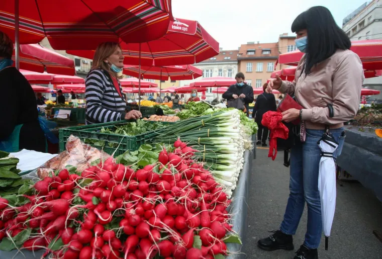 02.04.2021., Zagreb - Na Veliki petak stanovnici posjećuju tržnicu Dolac i ribarnicu kako bi nabavili sve potrebno za Uskrs.
Photo: Matija Habljak/PIXSELL